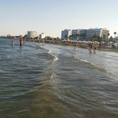 Nat's Finikoudes Beach 3 Bedroom * Λάρνακα